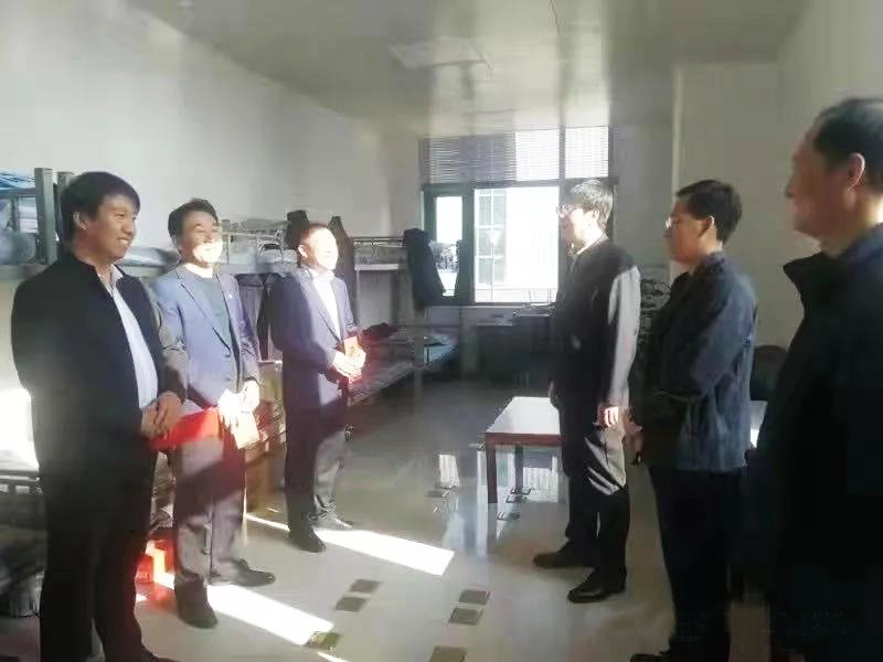 工業(yè)園區(qū)管委會(huì)、泓源公司慰問(wèn)園區(qū)機(jī)關(guān)保安門衛(wèi)等一線人員(圖2)
