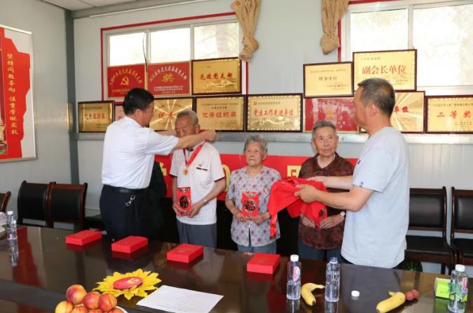 走訪(fǎng)慰問(wèn)老黨員 深入實(shí)際學(xué)黨史—— 市政府國資委慰問(wèn)泓源公司老黨員、困難黨員(圖2)
