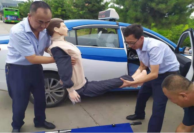 泓源新能源出租汽車(chē)公司開(kāi)展應急救援演練活動(dòng)(圖3)