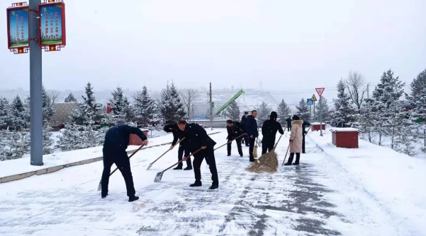 文明創(chuàng  )建我先行——市產(chǎn)投集團組織員工開(kāi)展積雪清掃活動(dòng)(圖2)